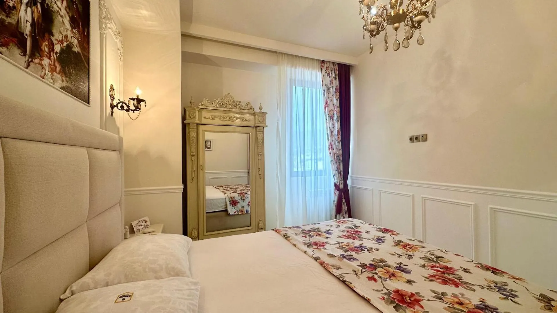 Luxurious Style Colorful Apartment In Saburtalo Tbilisi